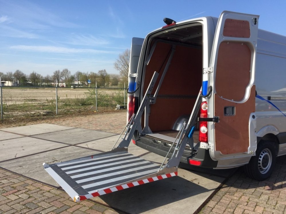 S-van-den-Broek-Bedrijfswageninrichting-Easyloader-laadklep-met-elektrische-aandrijving