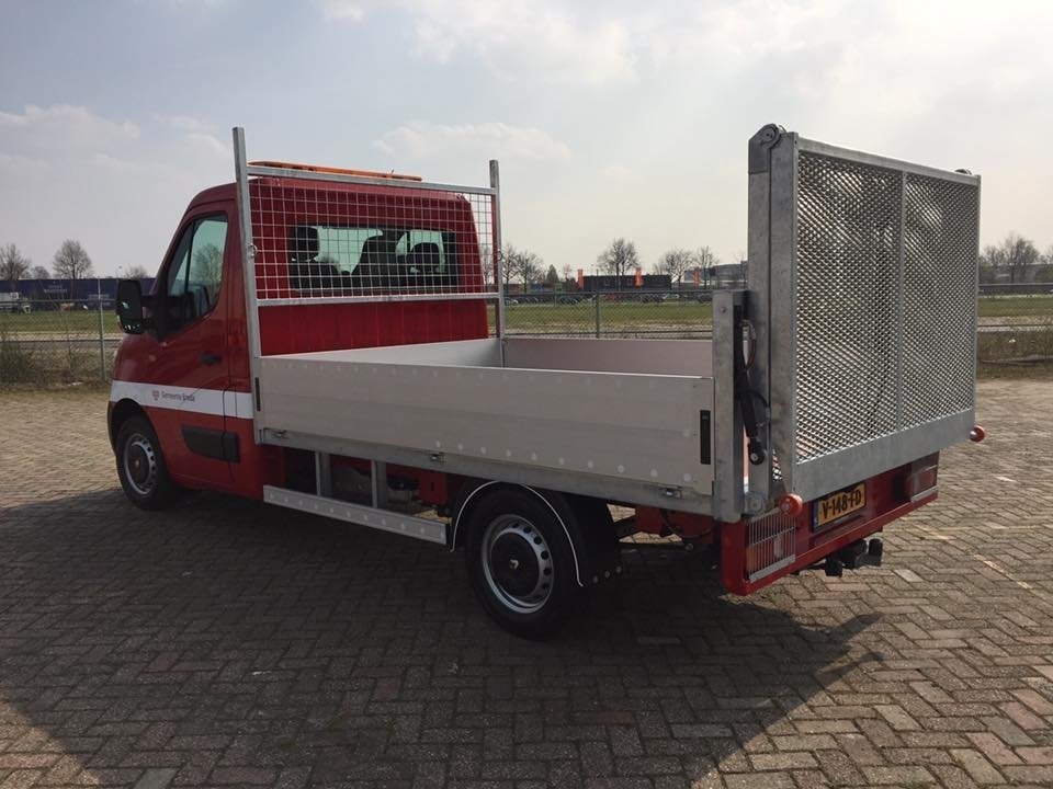 S-van-den-Broek-Bedrijfswageninrichting-maatwerk-opbouw-bedrijfswagen-laadlift