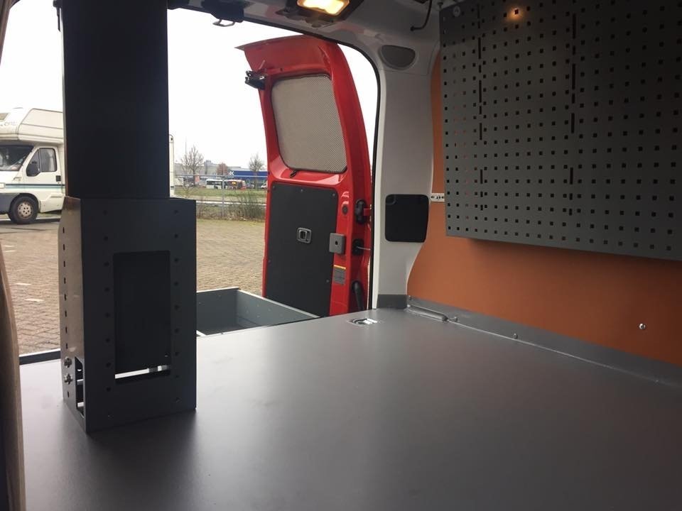 S-van-den-Broek-specialist-Bedrijfswageninrichting-bestelbus-laadruimtebescherming-met-vloerplaat-en-wandplaat